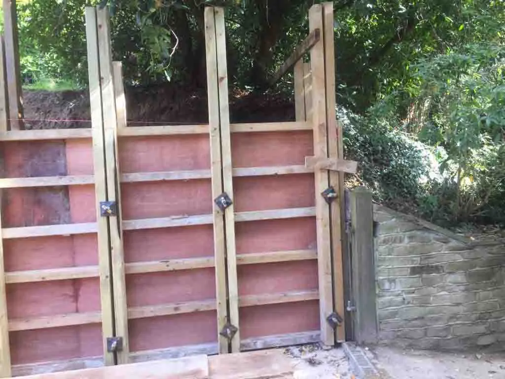 Curved Retaining Wall, Liphook — Liphook, Hampshire, photo 2