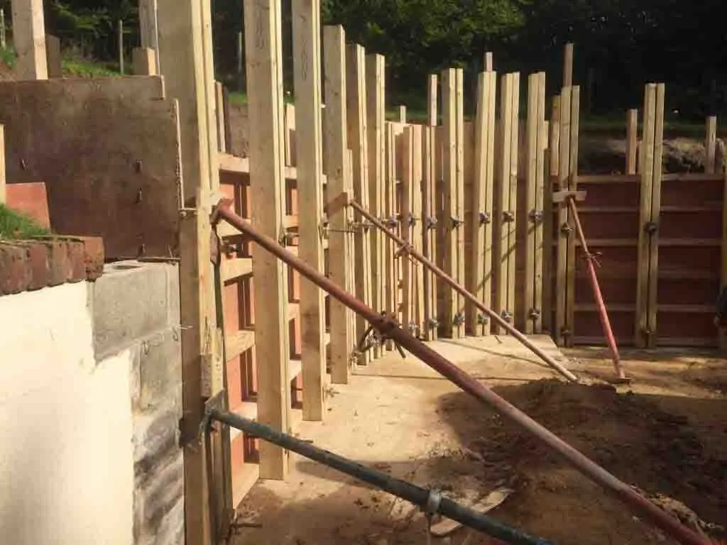 Curved Retaining Wall, Liphook — Liphook, Hampshire, photo 3
