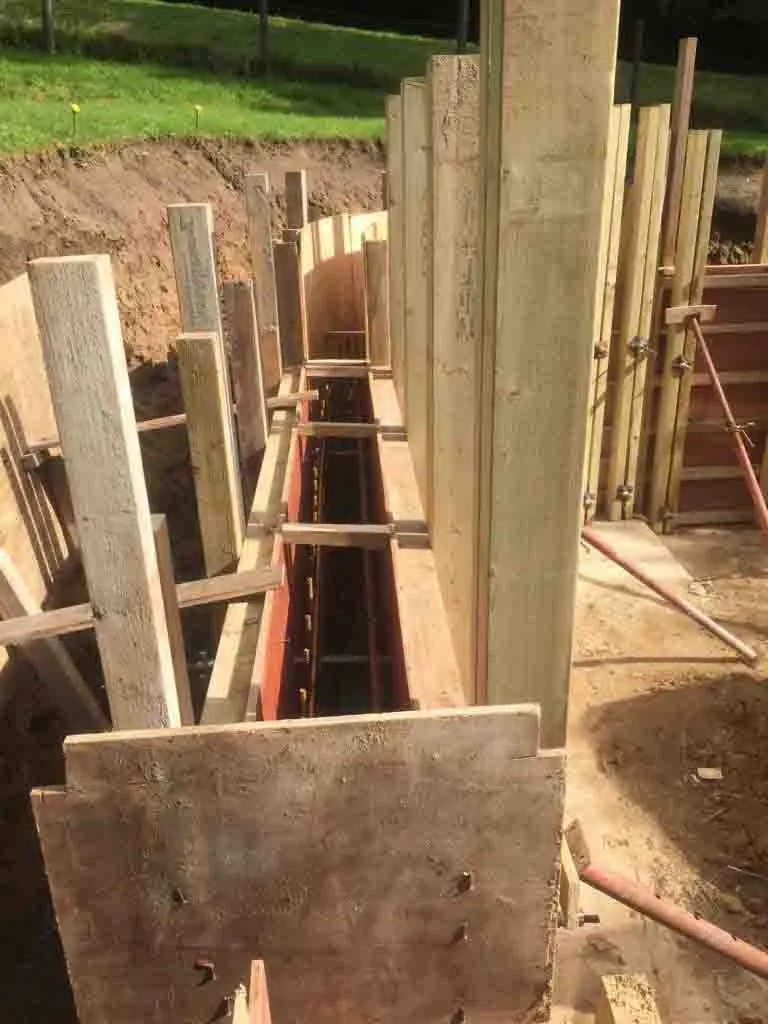 Curved Retaining Wall, Liphook — Liphook, Hampshire, photo 4