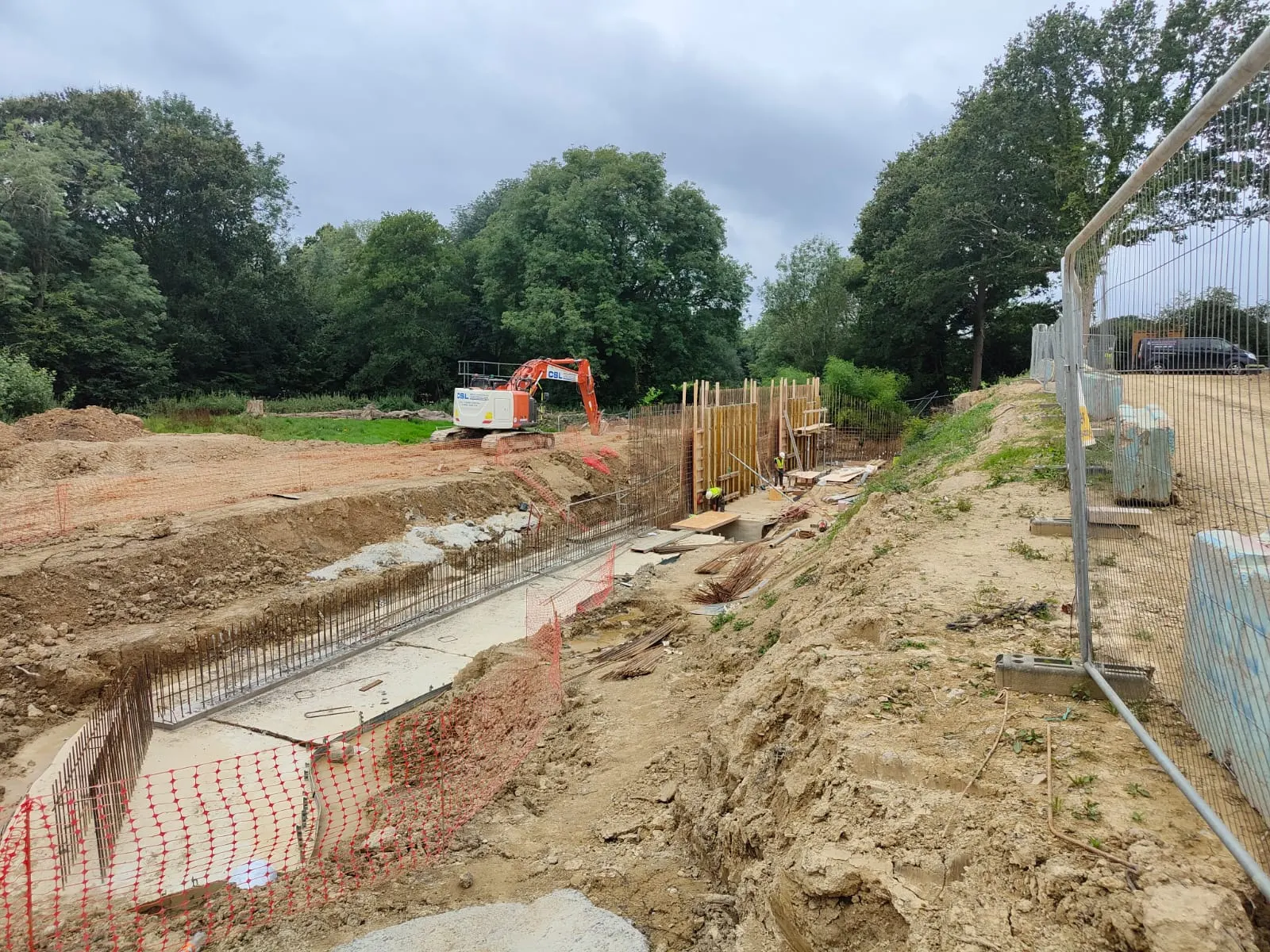 60m Retaining Wall, Burgess Hill — Burgess Hill, West Sussex, photo 3