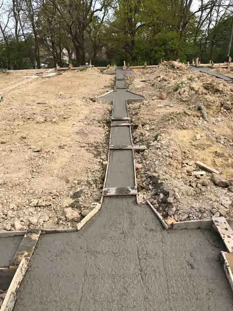 Reinforced concrete ground beam with steel reinforcement